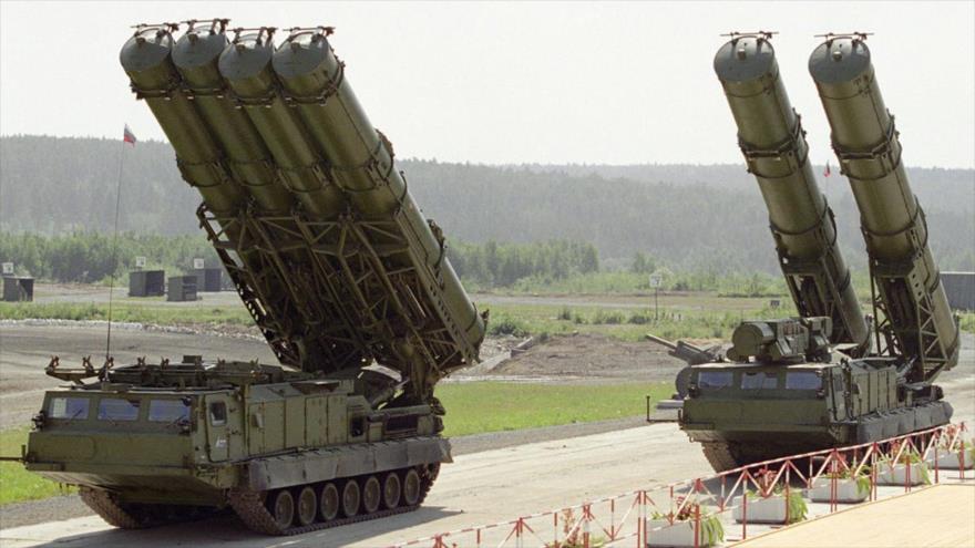 Sistemas de misiles antiaéreos S-300, de fabricación rusa.