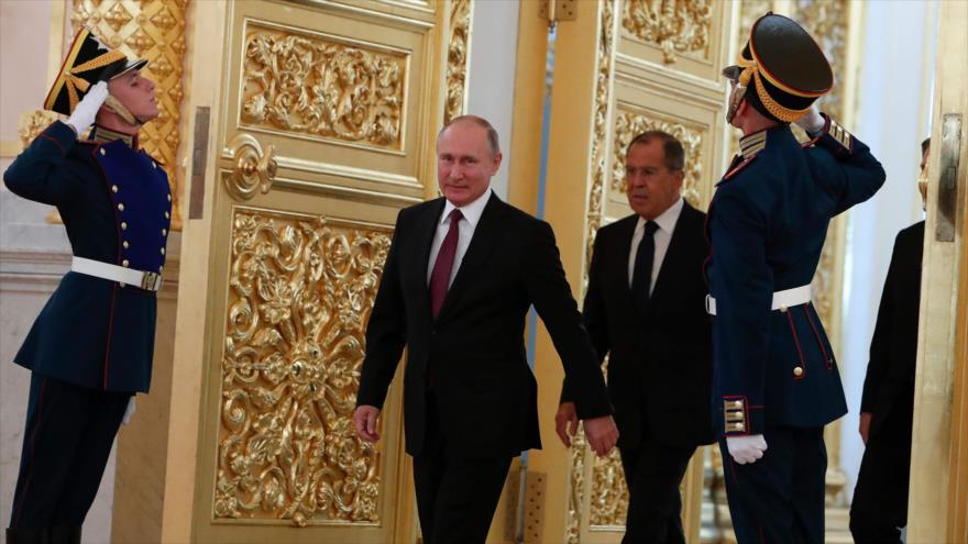 El presidente de Rusia, Vladimir Putin, junto al canciller ruso, Serguéi Lavrov, durante un acto en Moscú, 11 de octubre de 2018. (Foto: AFP)