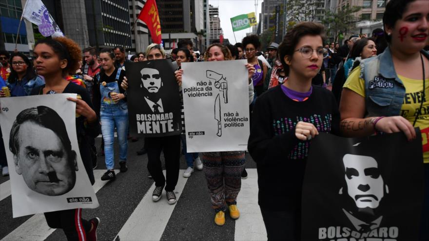Los manifestantes llevan carteles que representan al candidato brasileño Jair Bolsonaro como Adolf Hitler, 6 de octubre de 2018. (Foto: AFP)
