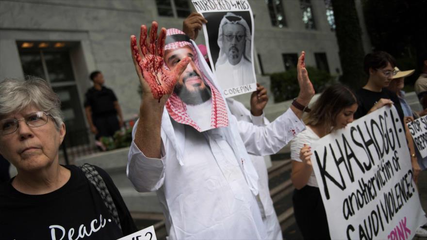 Manifestantes exigen justicia por el periodista saudí Yamal Jashoggi frente a la embajada saudí en Washington, 8 de octubre de 2018. (Foto: AFP)