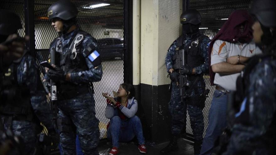 Los policías de Guatemala detienen a varios miembros de una banda criminal, 12 de octubre de 2016. (Foto: AFP)