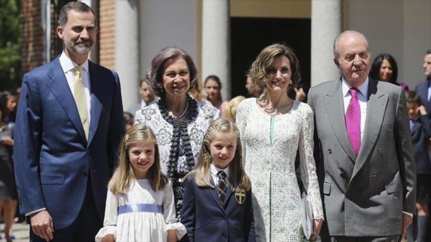 Reyes de España, Felipe y Letizia, junto a las infantas, Leonor y Sofía, y los reyes eméritos Juan Carlos y doña Sofía, posan para los fotógrafos.