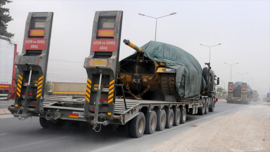 Camiones militares transportan tanques mientras conducen hacia la frontera con Siria en Hatay, en el sur de Turquía, 13 de septiembre de 2018 (Foto: AFP).