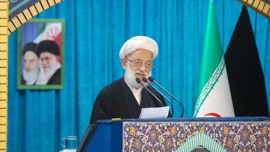 El Imam del rezo de este viernes de Teherán, el ayatolá Mohamad Emami Kashani, dando un discurso, 12 de octubre de 2018. (Foto:IRNA)