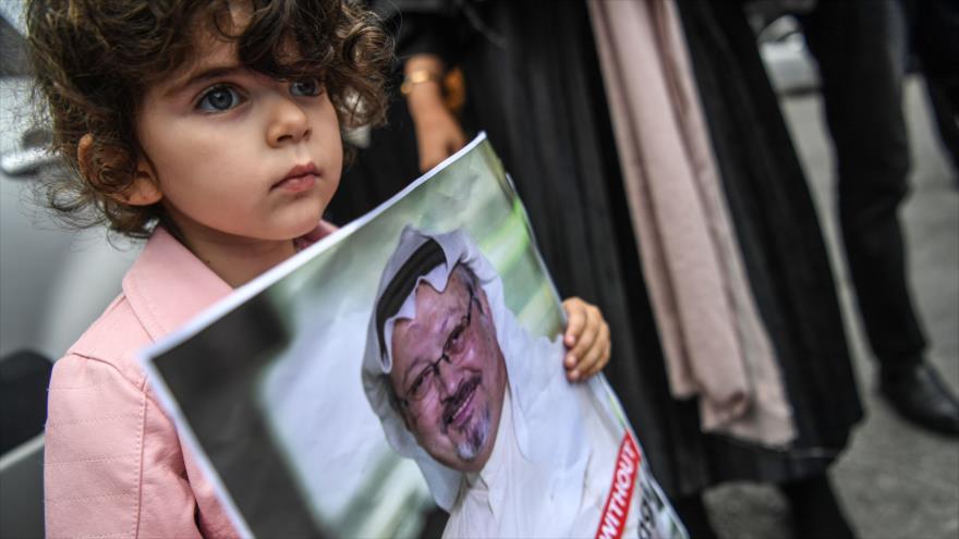 Una niña porta foto del desaparecido periodista saudí Yamal Jashoggi frente al consulado saudí en Estambul, 8 de octubre de 2018. (Foto: AFP)