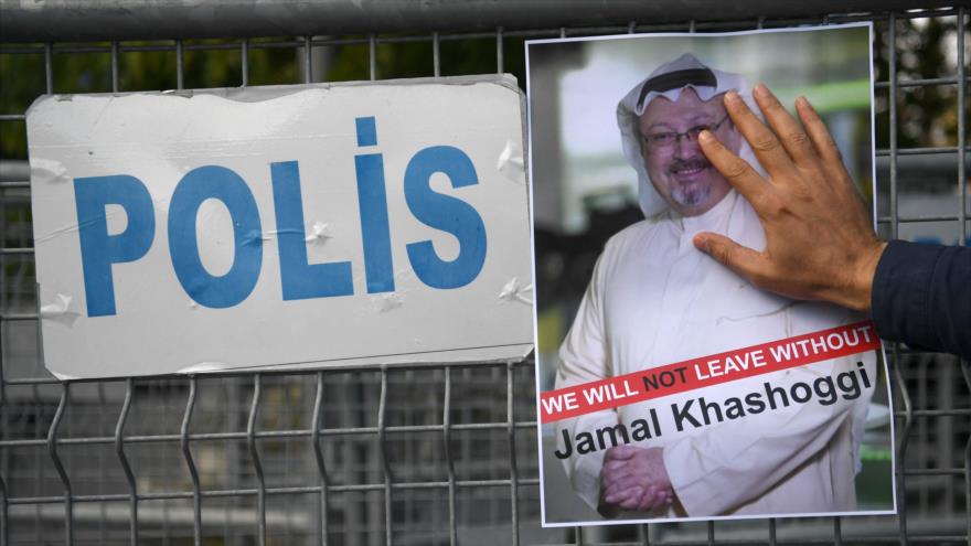 Un manifestante porta la foto del periodista saudí Yamal Jashoggi frente al consulado saudí en Estambul, 5 de octubre de 2018. (Foto: AFP)