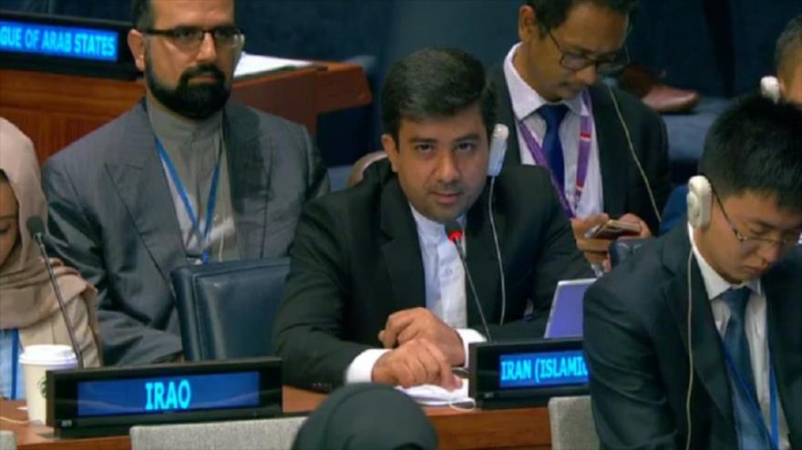 Mohamad Hosein Qaniei (centro), representante de Irán ante la Primera Comisión de Desarme y Seguridad Internacional de la ONU.