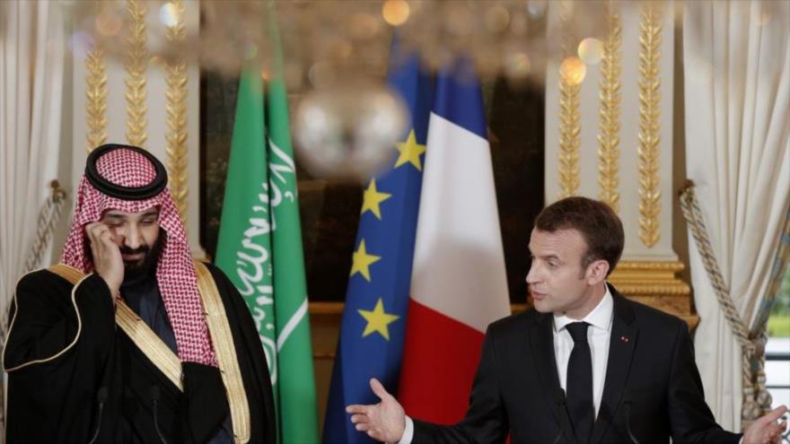 El presidente francés, Emmanuel Macron (dcha.) y el príncipe heredero saudí, Muhamad bin Salman Al Saud, París, 10 de abril de 2018.