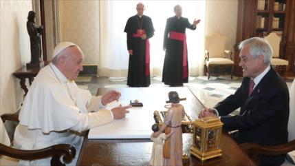 El papa expulsa a dos obispos chilenos por abusos a menores