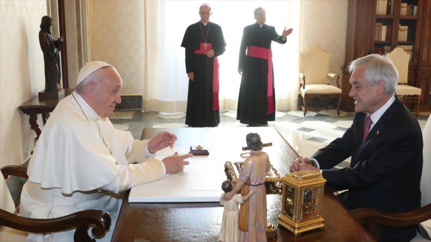 El presidente de Chile, Sebastián Piñera (dcha.), se reúne con el papa Francisco en el Vaticano, 13 de octubre de 2018. (Foto: AFP) 