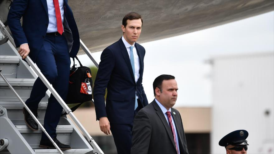 El alto consejero presidencial de EE.UU. Jared Kushner desciende del avión oficial en Orlando (Florida), 8 de octubre de 2018. (Foto: AFP)