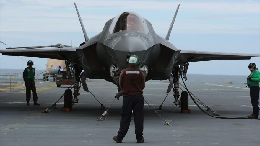 Un caza Lightning F-35B se prepara para despegar de portaaviones HMS Queen Elizabeth en el océano Atlántico, 27 de septiembre de 2018. (Foto:AFP).