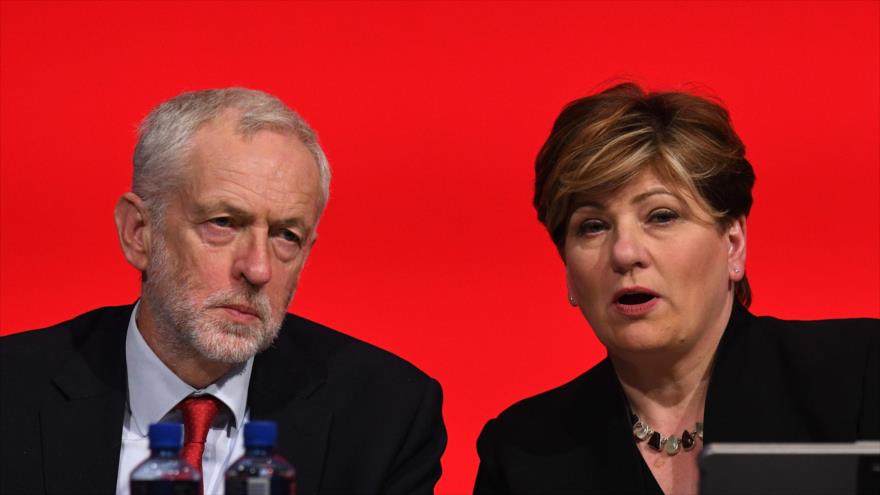 El líder del Partido Laborista británico, Jeremy Corbyn, y su secretaria de Relaciones Exteriores, Emily Thornberry, 25 de septiembre de 2018. (Foto: AFP)