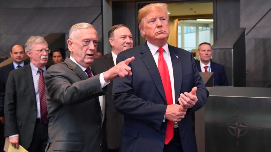 El presidente de EE.UU., Donald Trump (C), y su secretario de Defensa, James Mattis, a su izquierda, en Bruselas, 11 de julio de 2018. (Foto: AFP)
