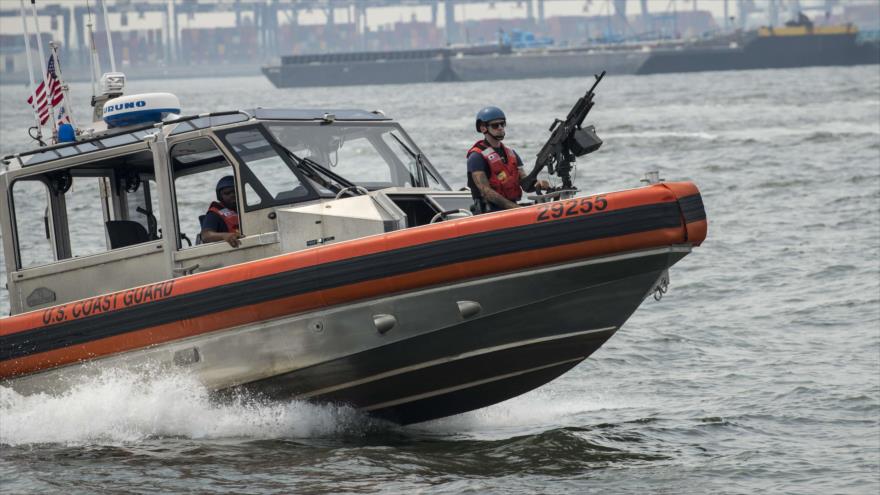 Una embarcación de la Guardia Costera de Estados Unidos en el puerto de Nueva York, 27 de agosto de 2018. (Foto: AFP)