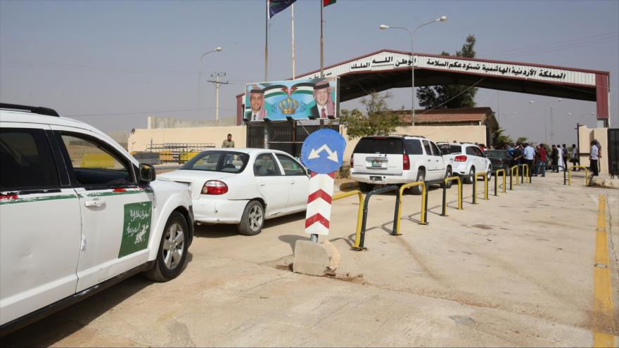 La foto muestra el tránsito de los coches por el cruce de Yaber, que conecta Jordania con Siria, 15 de octubre de 2108. (Foto: Afp).