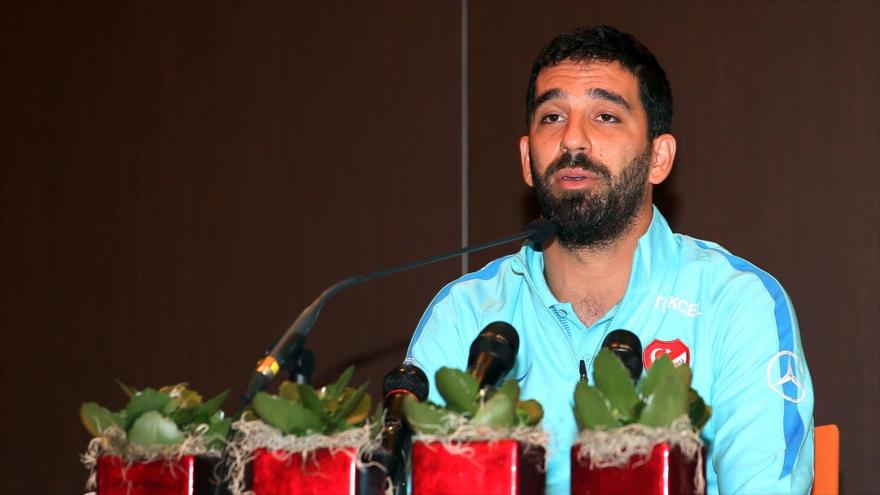 El exjugador del club de fútbol español FC Barcelona Arda Turan, habla durante una entrevista, 6 de junio de 2017. (Foto: AFP)