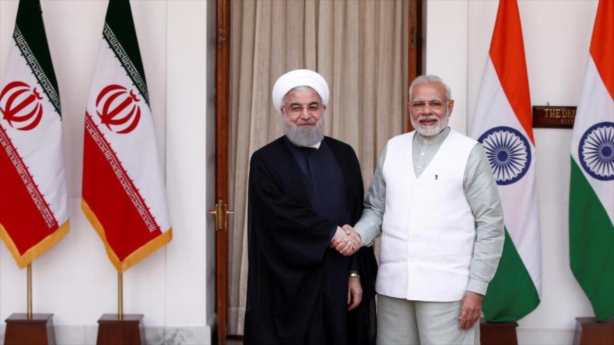 El presidente iraní, Hasan Rohani (izda.), y el primer ministro indio, Narendra Modi, antes de una reunión en Nueva Delhi, 17 de febrero de 2018.