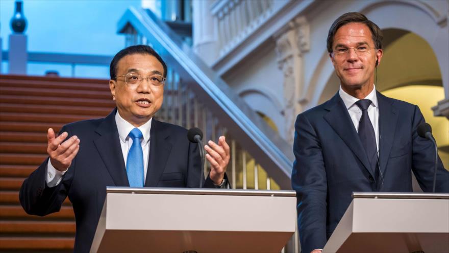 El primer ministro de China, Li Keqiang (izda.), y su homólogo neerlandés, Mark Rutte, en La Haya (Países Bajos), 15 de octubre de 2018. (Foto: AFP)