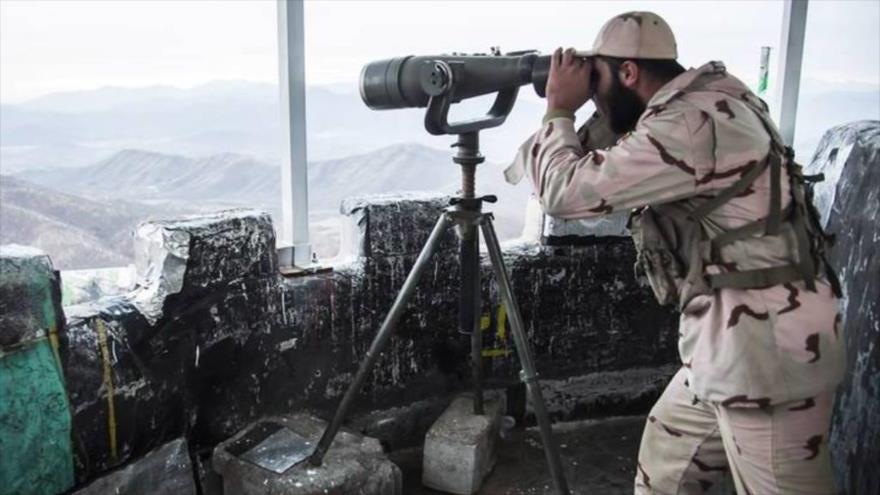 Miembro de la Fuerza de Resistencia Popular de Irán (Basich) en un puesto fronterizo en Miryaveh, en provincia suroriental de Sistán y Baluchistán.
