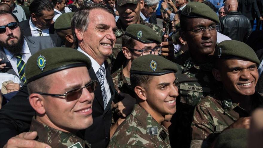 Al centro, de traje, Jair Bolsonaro, militar retirado y candidato a la presidencia para las elecciones de Brasil.