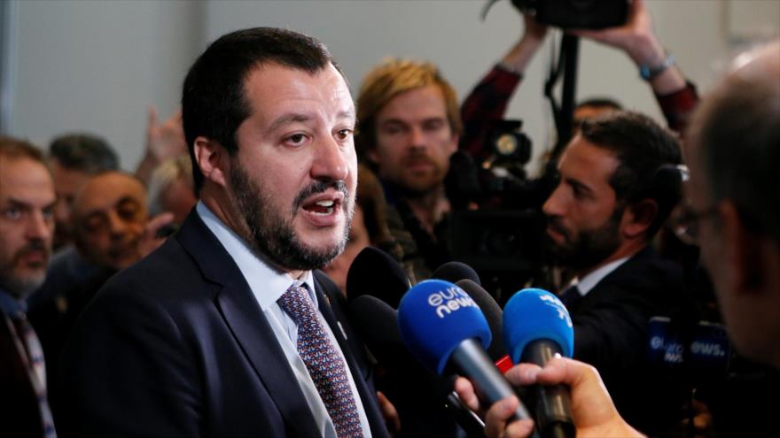El ministro del Interior de Italia, Matteo Salvini, habla con periodistas después de una reunión de ministros del Interior.