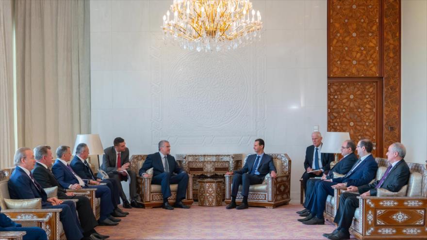 El presidente sirio, Bashar al-Asad (centro), se reúne con el premier crimero, Serguéi Aksiónov, en Damasco, capital siria, 16 de octubre de 2018. (Foto: SANA)