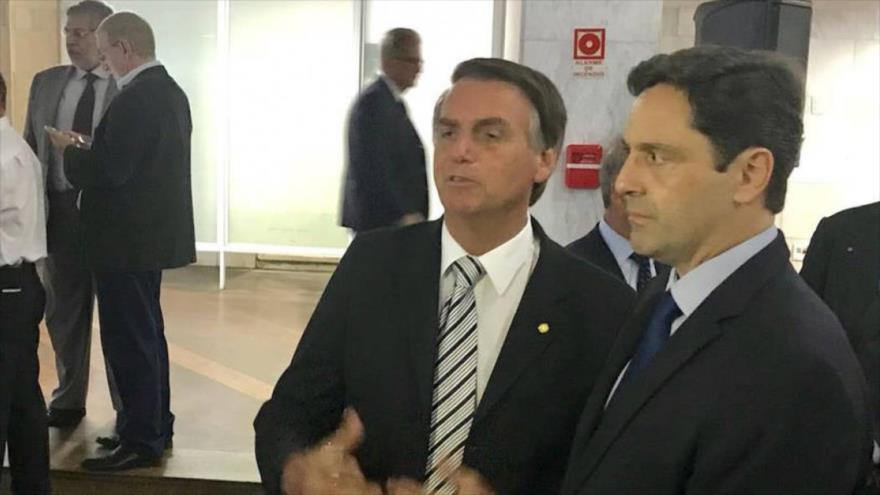 candidato do Partido Social Liberal para o presidente do Brasil, Jair Bolsonaro (l.), E que o vice partido Luiz Philippe de Orleans (r.).
