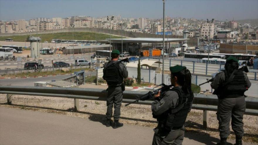 Tres agentes de la policía israelí en un puesto de control cerca de la Cisjordania ocupada, marzo de 2018.