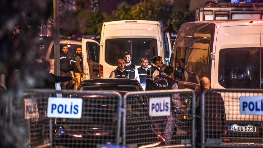 Policías turcas investigan el supuesto asesinato del periodista Yamal Jashoggi en el consulado saudí en Estambul, 15 de octubre de 2018. (Foto: AFP)