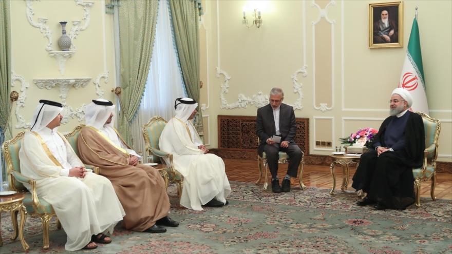 El presidente iraní, Hasan Rohani, reunido con el nuevo embajador catarí en Teherán, Muhamad bin Hamad Al Hayri, 16 de octubre de 2018.