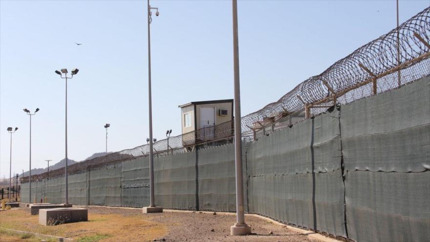 Una torre de guardia en la base naval estadounidense de Guantánamo, Cuba, 26 de enero de 2017. (Foto: AFP)