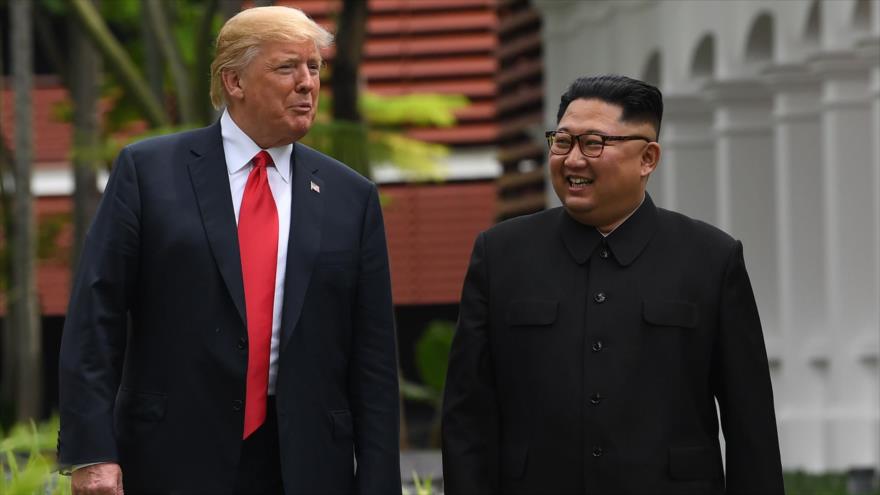 El presidente de EE.UU., Donald Trump, y el líder norcoreano, Kim Jong-un, hablan al margen de la cumbre de Singapur, 11 de junio de 2018. (Foto: AFP)