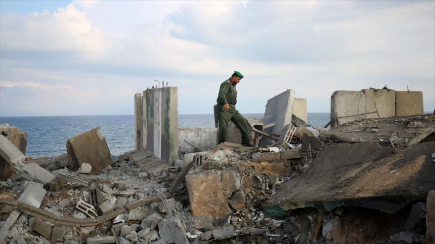 Un integrante de HAMAS revisa los escombros de un edificio destruido por ataques aéreos israelíes en la Franja de Gaza, 17 de octubre de 2018 (Foto: AFP).