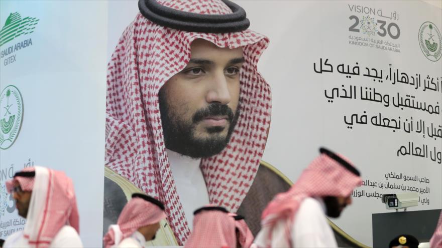 La imagen del príncipe heredero saudí, Muhamad bin Salman, en una conferencia económica en los Emiratos Árabes Unidos (EAU), 16 de octubre de 2018 (Foto: AFP).