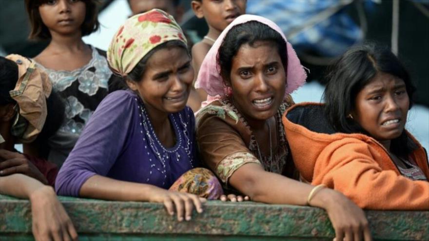 Las familias de la minoría musulmana de Rohingya que huyen de la violencia en Myanmar (Birmania).