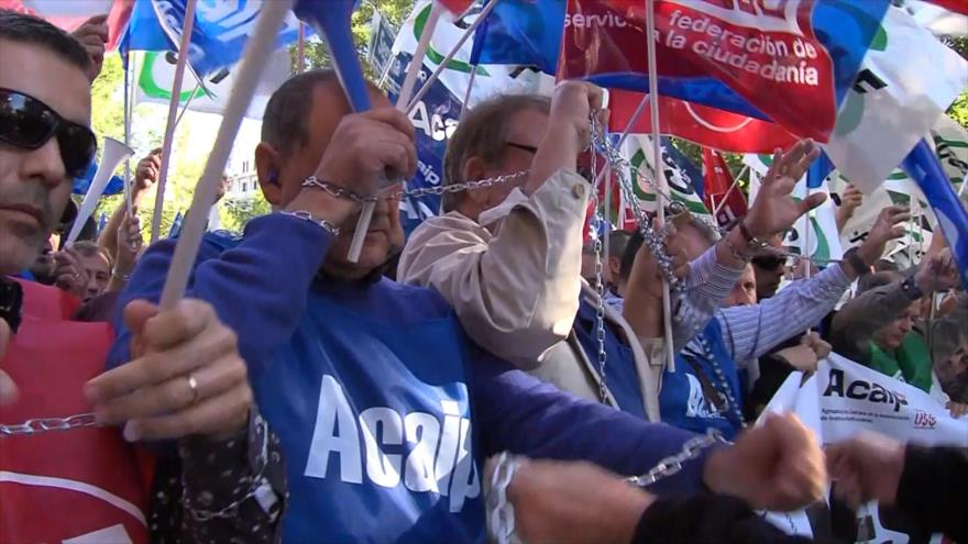 España: funcionarios de prisiones se encadenan para protestar