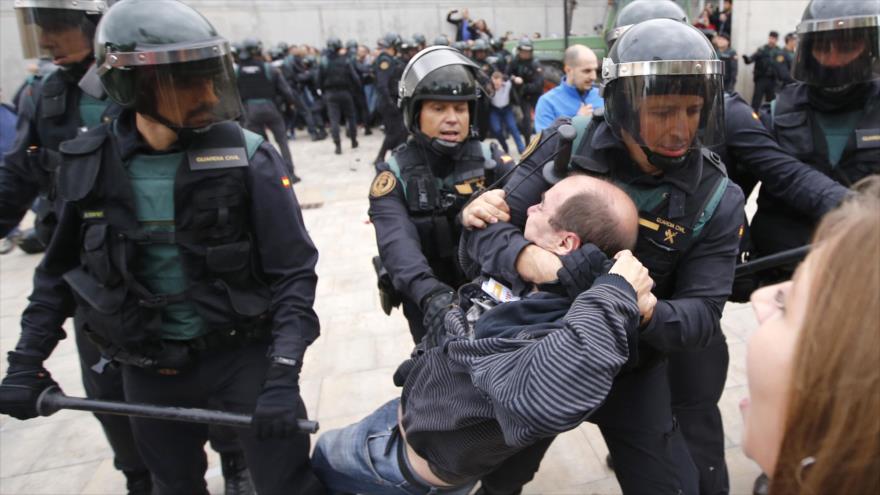 Agentes de policía reprimen a manifestantes independentistas catalanes a favor del referéndum de independencia, 1 de octubre de 2017. (Foto: AFP)