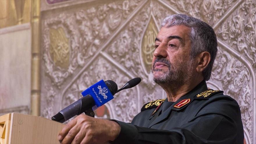El comandante en jefe del Cuerpo de Guardianes de la Revolución Islámica de Irán, Mohamad Ali Yafari, habla en un acto oficial, 17 de octubre de 2018.