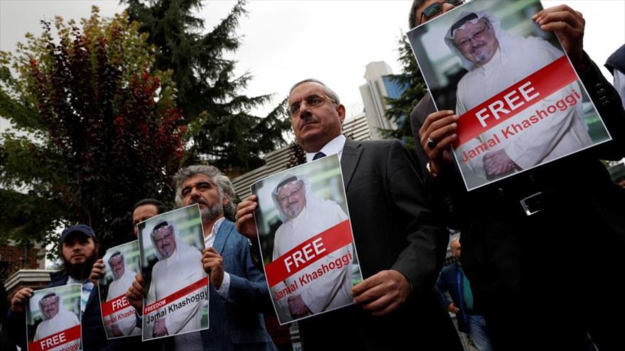 Unos manifestantes llevan la foto del periodista desaparecido Yamal Jashoggi frente al consulado saudí en Estambul, Turquía, 13 de octubre de 2018.