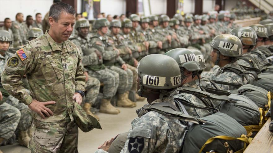 El teniente general Scott Miller, el comandante estadounidense de la OTAN habla con los soldados del Ejército de EE.UU.