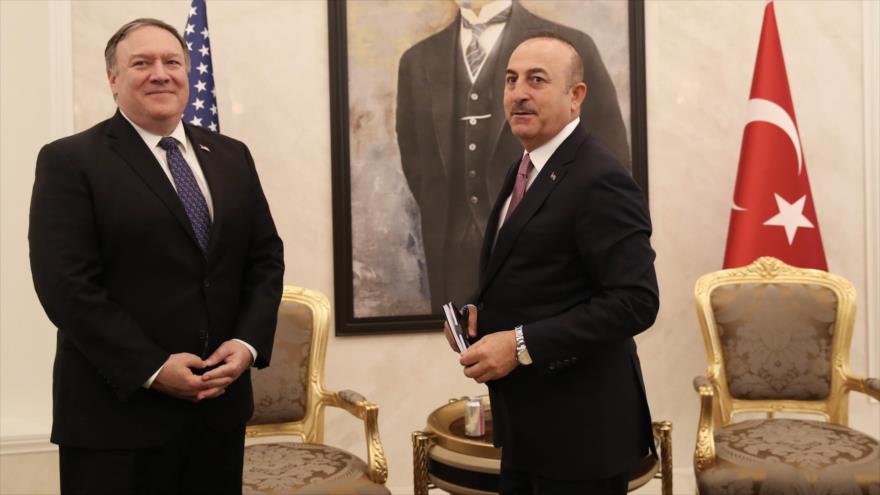 El Secretario de Estado de EE.UU., Mike Pompeo (Izq.), junto al canciller turco, Mevlut Cavusoglu, Ankara, 17 de octubre de 2018. (Foto: AFP)