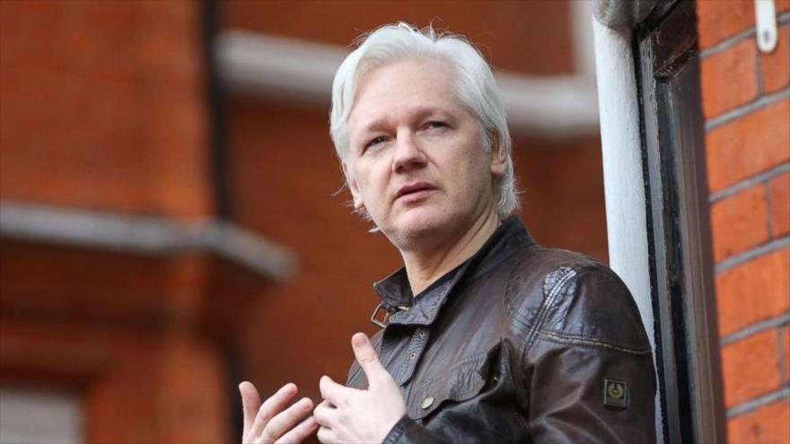Assange demanda a Ecuador por ‘aislamiento y amordazamiento’