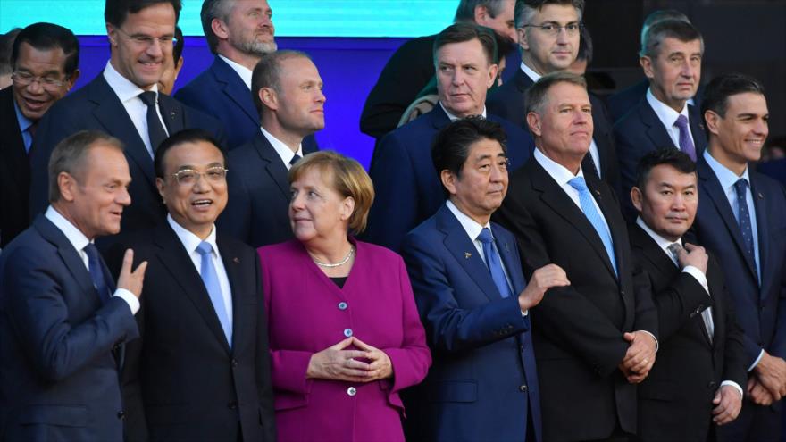La líderes de la Unión Europea y Asia posan para una foto de grupo durante una cumbre Asia-Europa (ASEM) en Bruselas, 19 de octubre de 2018. (Foto: AFP)