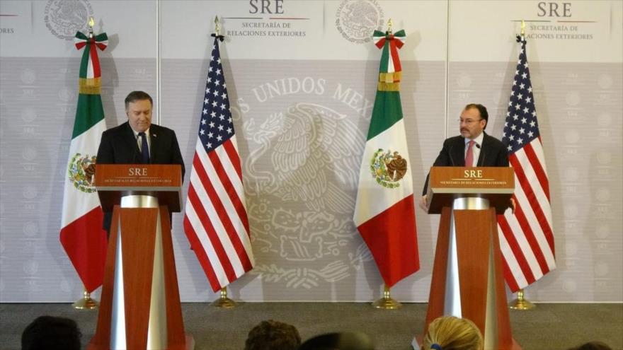 El secretario de Estado estadounidense, Mike Pompeo (izda.), en una rueda de prensa conjunta con su par mexicano Luis Videgaray, 19 de octubre de 2018.