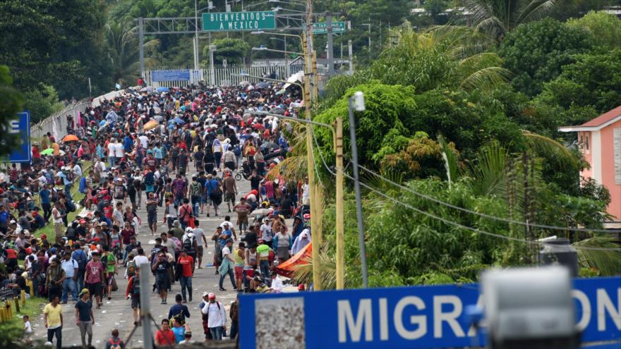 Migrantes cruzan frontera Guatemala-México, huyen de policías