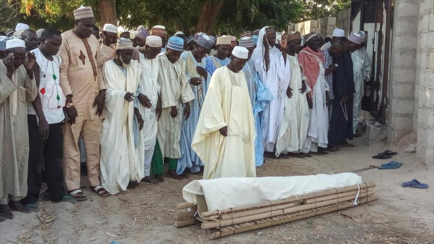 Funeral de un campesino asesinado por la banda takfirí Boko Haram en Kalle, en el estado nigeriano de Borno, 20 de octubre de 2018. (Foto: AFP)