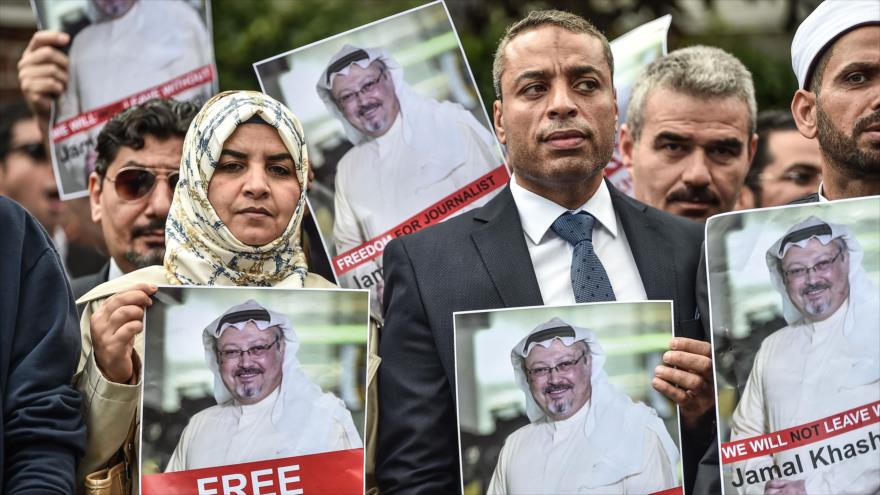 Manifestantes con fotos de Jamal Khashoggi durante una protesta frente al consulado de Arabia Saudí en Estambul, 8 de octubre de 2018. (Foto: AFP)