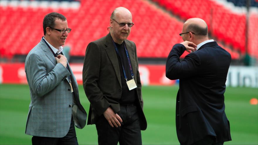 Avram Glazer (centro), uno de los propietarios del club británico Manchester United.