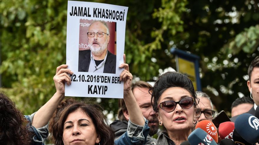 Activistas protestan frente al consulado saudí en Estambul por la desaparición del periodista saudí, Yamal Jashoggi, 9 de octubre de 2018. (Foto: AFP)